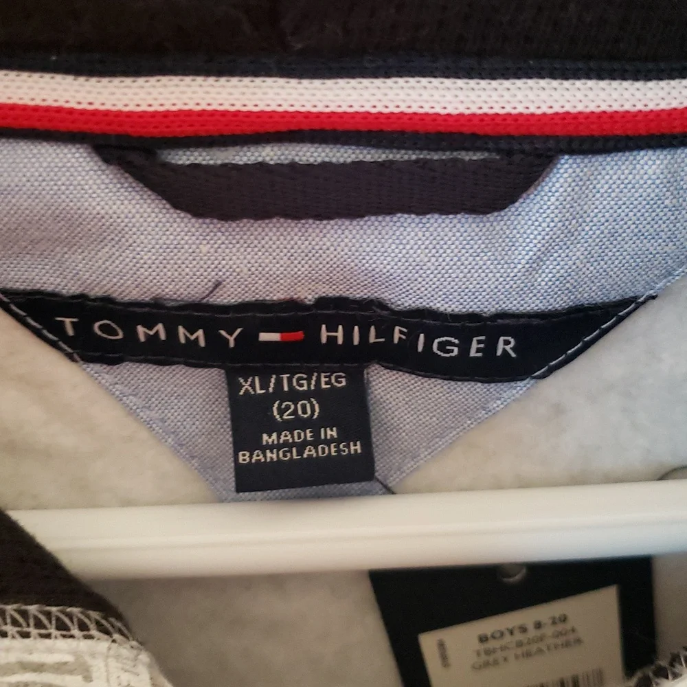 Boys Tommy Hilfiger Hoodie. New With Tag, Size XL , Color Gray. - Picture 4 of 4